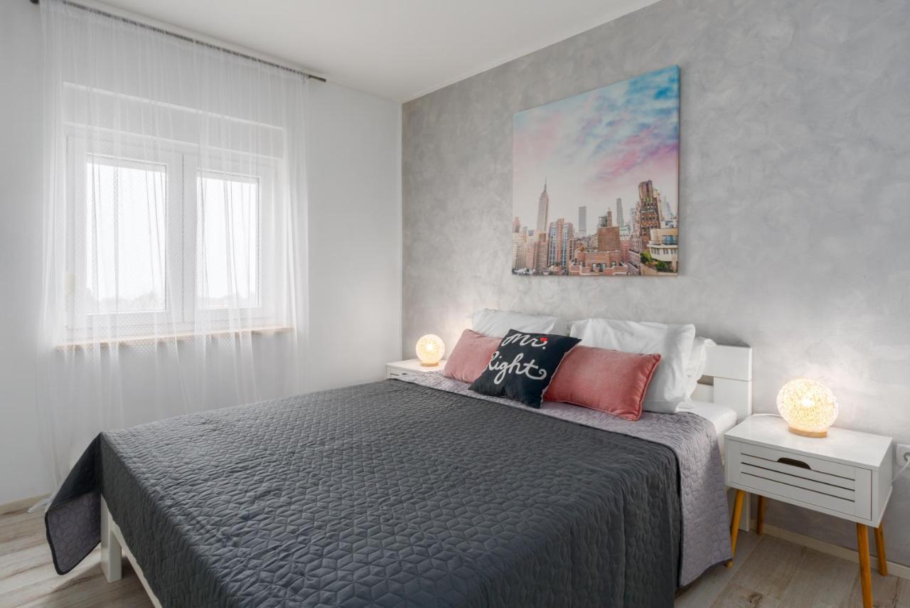 Apartmani Lena Pula Exteriör bild